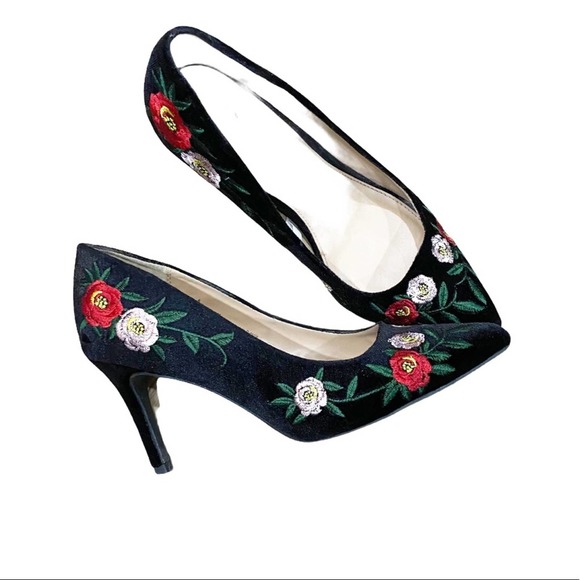 a new day Shoes - A New Day Velvet Floral Pumps Embroidered Women's 6 Black Pointed Toe
